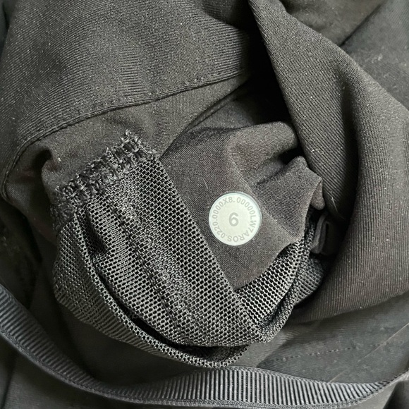 lululemon on the fly short - Picture 3 of 5